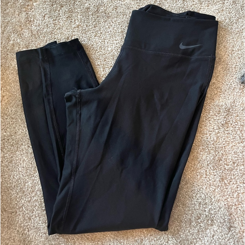 Good condition women’s Nike leggings. Full length. Size L. Black